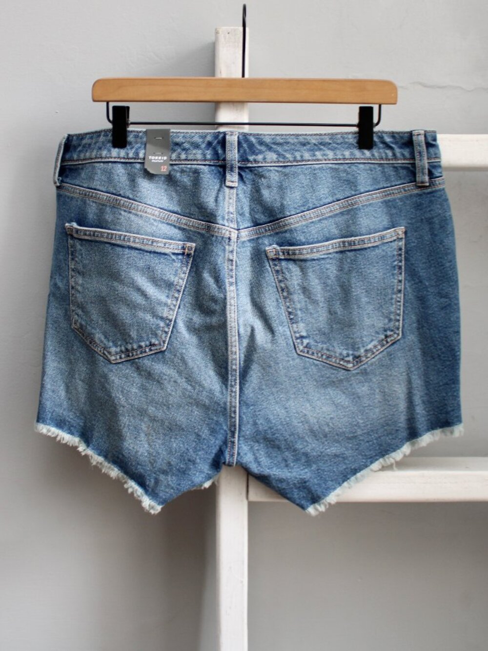 Torrid Mid-Rise Shortie Short - Classic Denim Medium Wash Attaboy Size 12 NWT - Picture 3 of 8